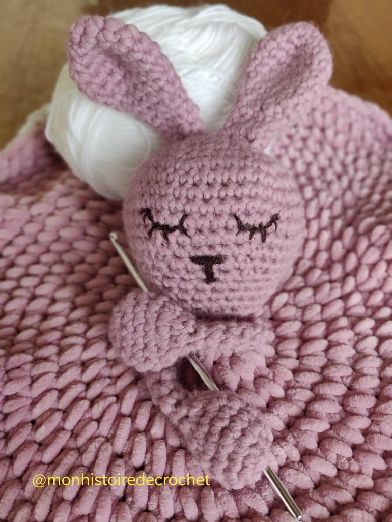 #handmadebymonhistoiredecrochet #lapinrose #doudoubéb